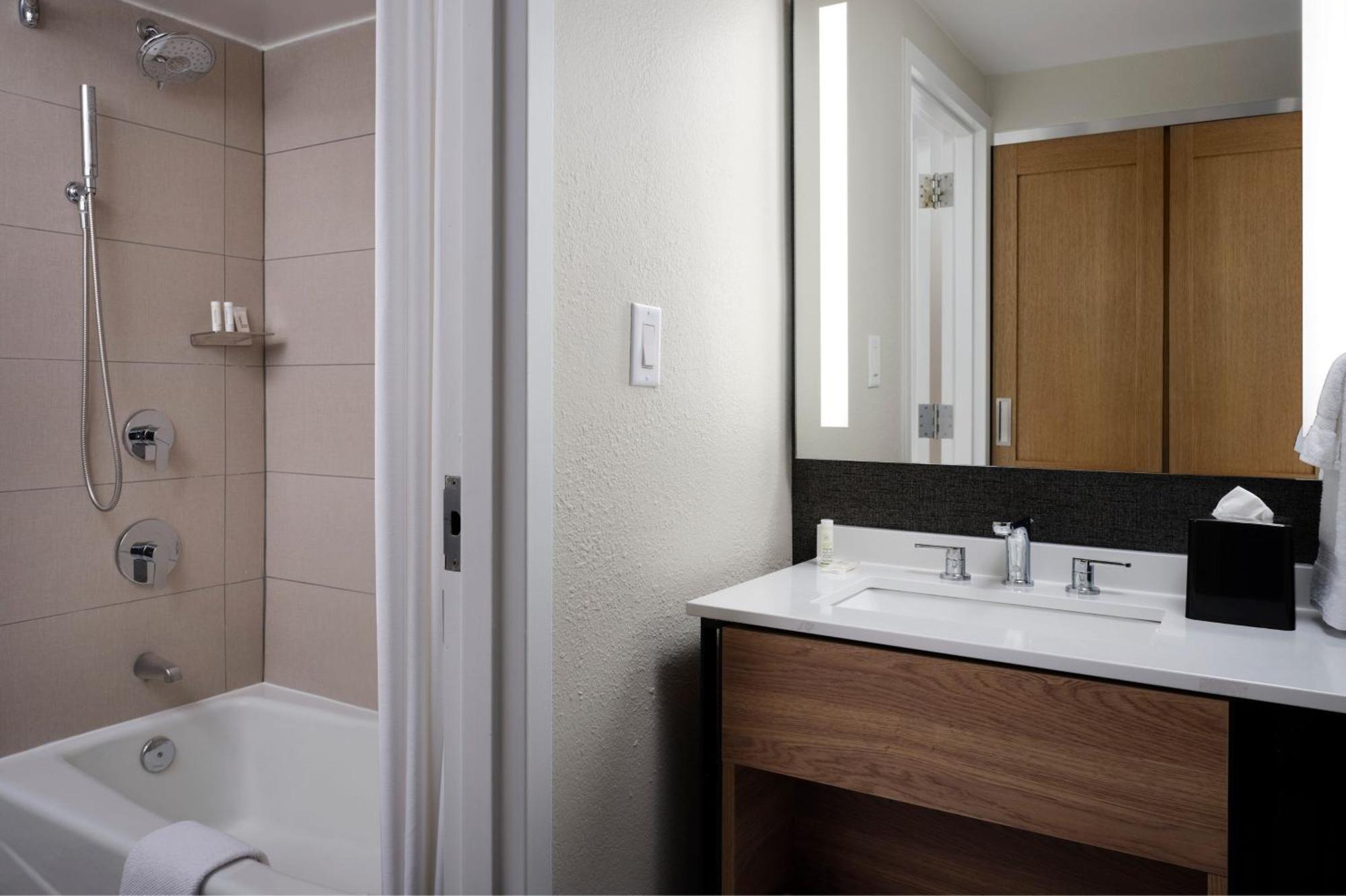 Sheraton Grand Rapids Airport Hotel Cascade Ngoại thất bức ảnh